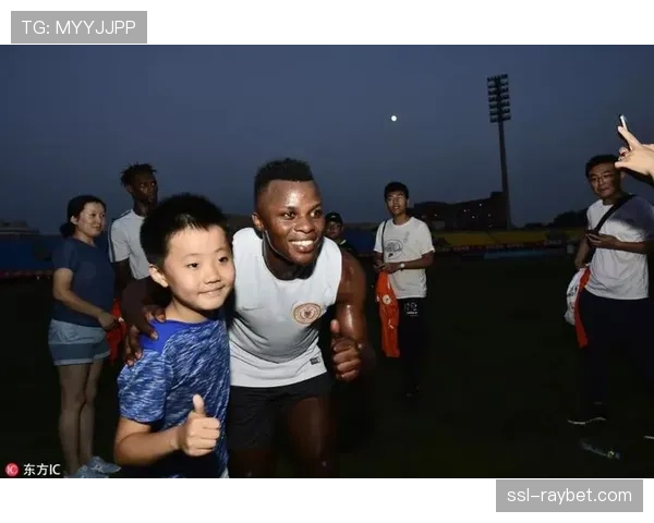 卡利亚里训练基地开放日，小球迷与球员互动